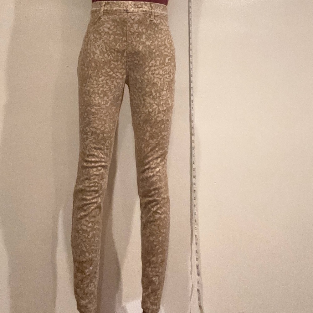 Time and Tru Women's High Rise Jeggings Size XS cheetah like pattern. Tan